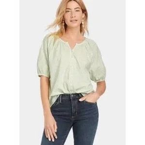 Universal Thread Puff Short Sleeve Button front blouse Green Floral, Small